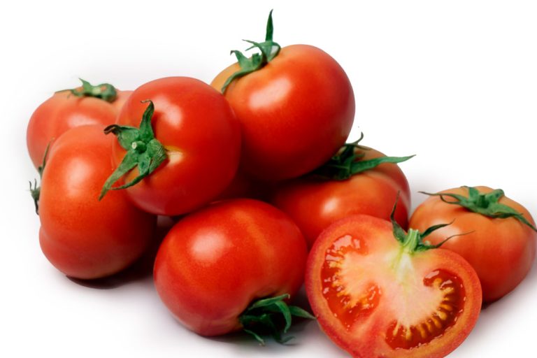 گوجه فرنگی منبع غنی مواد معدنی و آنتی اکسیدان‎هاست. گوجه فرنگی با داشتن مقدار زیادی آب و فیبر در بهبود سیستم گوارشی و هیدراته نگه داشتن بدن نیز مؤثر است.